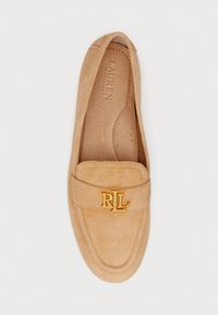 Suède loafers in lichtbeige met een gouden "RL" logo op de wreef. Ronde neus en een gevoerde binnenzool met perforaties voor ventilatie.