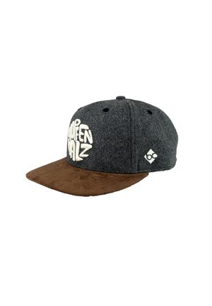Dunkelgraue Snapback-Kappe mit braunem Wildleder-Schirm, weiße "OPEN TRAILZ"-Stickerei vorne und kleinem weißen Logo auf der Seitenplatte.