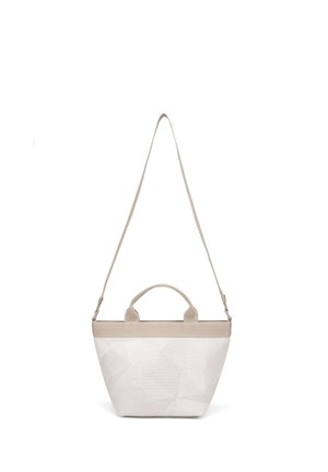 Kleine beige Tragetasche mit Stoffstruktur, kurzen Griffen und einem langen verstellbaren Schulterriemen, vor schlichtem weißem Hintergrund.