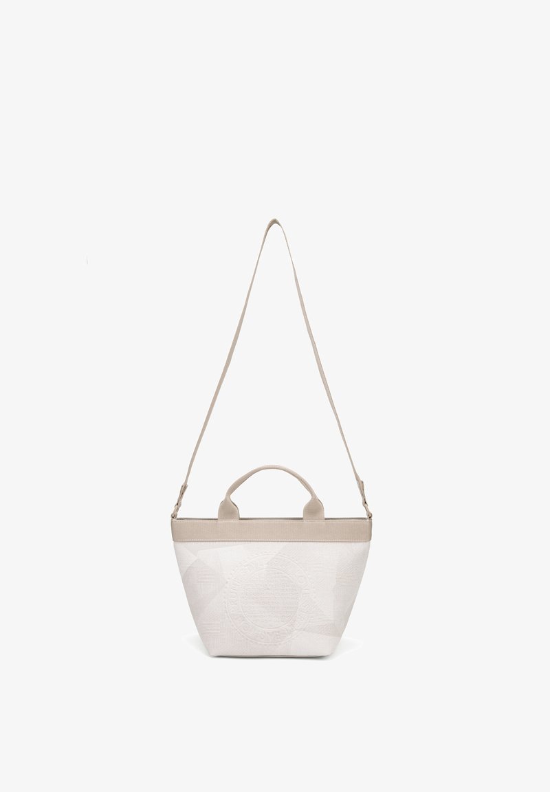 Petit sac fourre-tout beige avec texture en tissu, poignées courtes et longue bandoulière réglable, sur fond blanc uni.