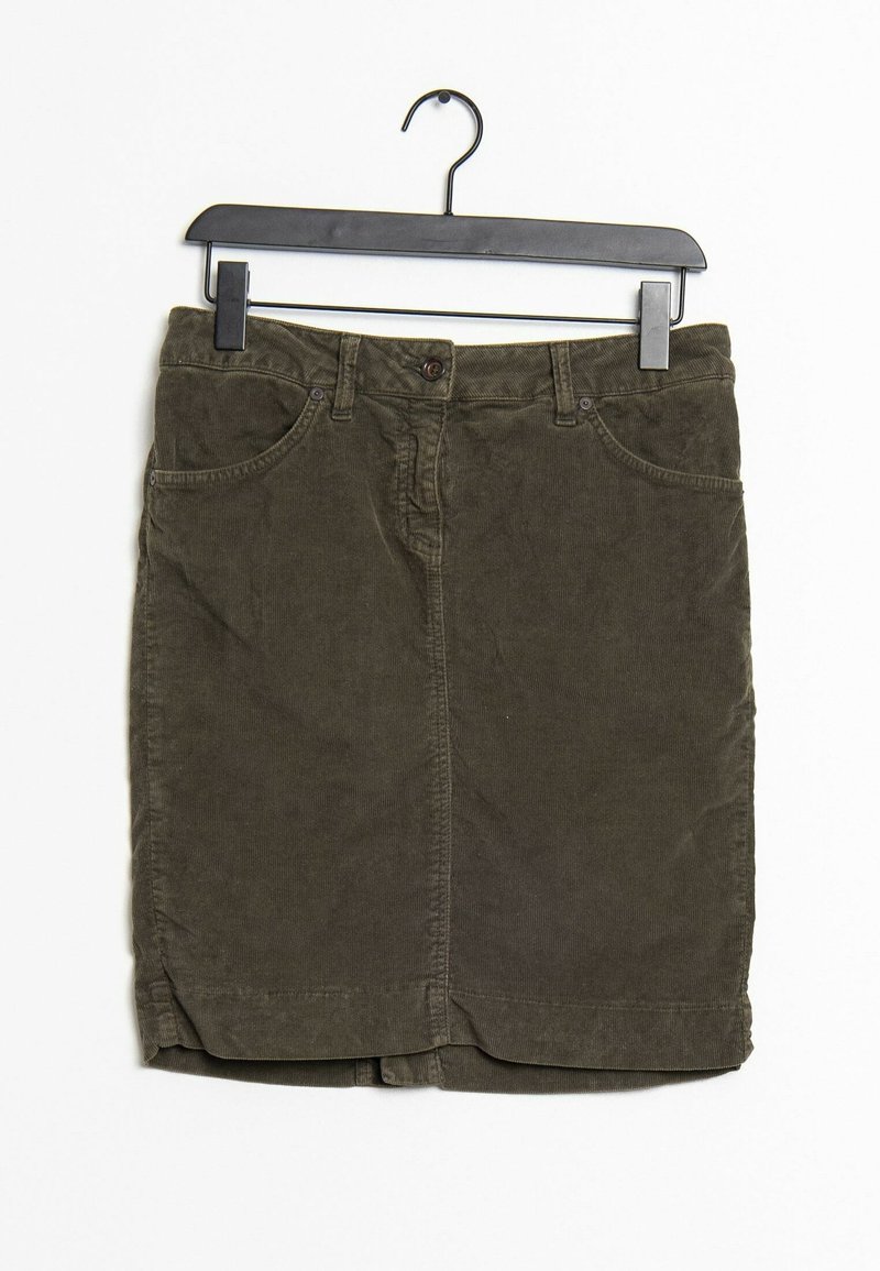 Jupe en velours côtelé vert olive avec des boutons sur le devant et des poches, suspendue à un cintre en plastique noir sur fond blanc.