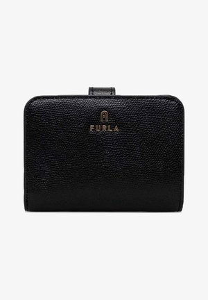 Carteira de couro preto com acabamento texturizado, apresentando um logotipo em dourado estampado. Forma retangular compacta com um fecho superior seguro.