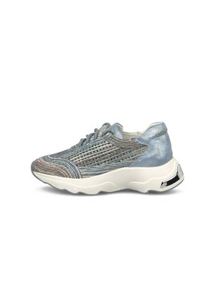 Sneaker azzurro chiaro con motivo intrecciato metallico, suola bianca spessa, chiusura con lacci e dettaglio riflettente argento sul tallone, vista laterale.