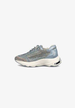 Lichtblauwe sneaker met metallisch geweven patroon, dikke witte zool, vetersluiting en reflecterend zilveren detail op de hiel, zijaanzicht.