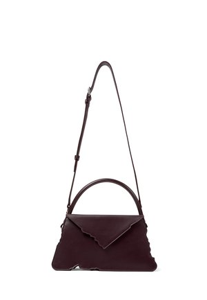 Ciemnoczerwona skórzana torebka z falistymi krawędziami, trójkątną klapką, uchwytem u góry oraz regulowanym paskiem na ramię.