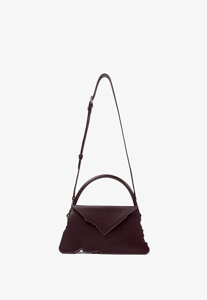 Sac à main en cuir bordeaux foncé avec des bords festonnés, un rabat triangulaire, une poignée supérieure et une sangle d'épaule ajustable.