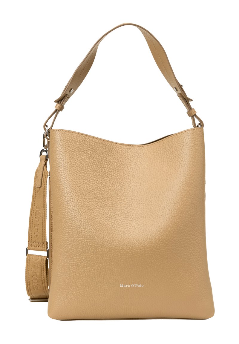 Beige leren schoudertas met een gladde, textuurachtige afwerking, een brede opening, verstelbare schouderriem en minimale branding aan de voorkant.