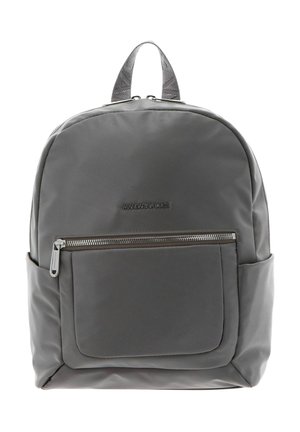 Sac à dos gris avec poignée supérieure, poche zippée à l'avant et deux poches latérales, en tissu lisse.