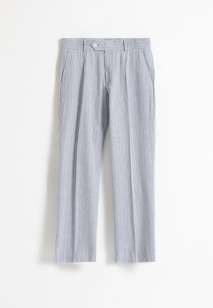 Pantalones gris claro de pierna recta con bolsillos laterales, trabillas para cinturón y detalle en la pretina con una lengüeta abotonada.