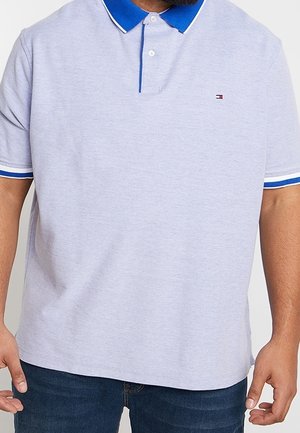 Polo gris clair avec un col bleu et des finitions assorties, arborant un petit logo sur la poitrine. Fabriqué en coton avec une coupe classique.