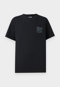 Camiseta de algodón negra con mangas cortas, que presenta un logo en el bolsillo frontal en un tono ligeramente más claro. Cuello redondo, corte estándar.