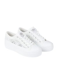 Sneakers con piattaforma bianchi con parte superiore in rete simile a pizzo, puntali rinforzati e occhielli in argento. Suole in gomma liscia forniscono trazione.