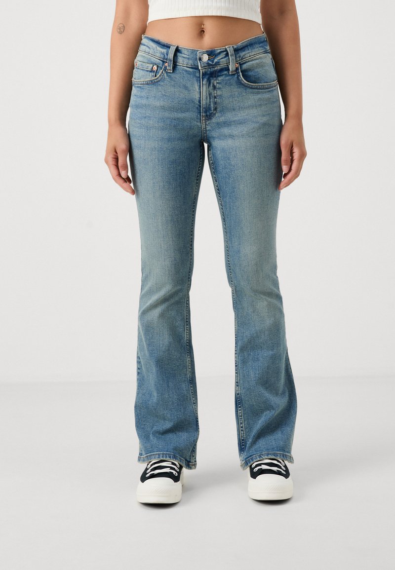 Gina Tricot Petite Τζιν Bootcut - light tinted blue