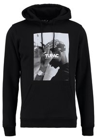 Schwarzer Hoodie mit einem großen Grafikdruck einer Person, die ein Bandana trägt. Hergestellt aus weichem Stoff, mit einer Fronttasche und einer Kapuze mit Kordelzug.