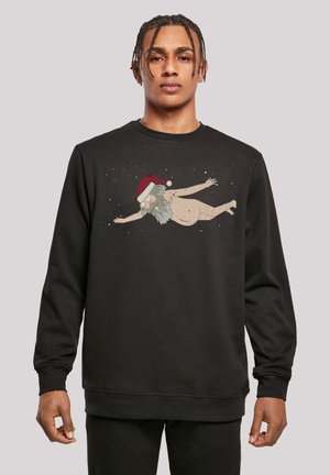 Sorte sweatshirt med rund hals, prydet med en tegneseriefigur iført en nissehat. Designet inkluderer en svævende figur mod en mørk baggrund.
