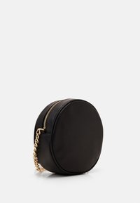 Borsa rotonda in finta pelle nera con zip dorata e tracolla a catena. Texture liscia, design minimalista e forma compatta.