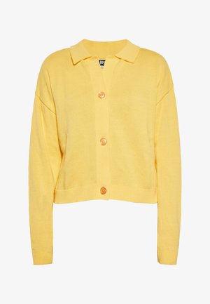 Geel gebreid vest met een kraag, vijf grote knopen en een cropped ontwerp. De textuur is glad met geribde manchetten en zoom.