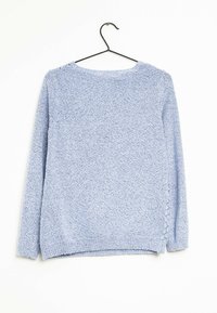 Lichtblauwe trui met een gestructureerd breipatroon, ronde hals, lange mouwen en decoratieve knopen op de schouder en onderaan de zijkant.