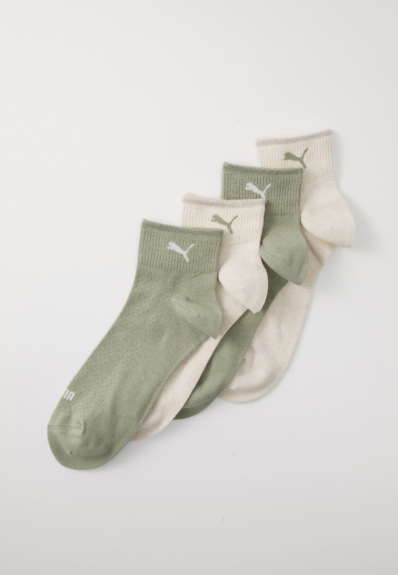 Set de calcetines de tobillo Puma que incluye tres pares: dos en color verde oliva y uno en crema, cada uno con textura acanalada y pequeño logo blanco en el cuello.