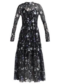 Robe fleurie noire en tissu transparent, avec des manches longues, un buste ajusté et une jupe évasée à plusieurs niveaux avec des motifs floraux multicolores.