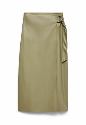 Õlivihreast kunstnahast midi pikkusega seelik, millel on külgrihm ja metallist pandlaga kinnis, sile tekstuur ja puhtad õmblused.