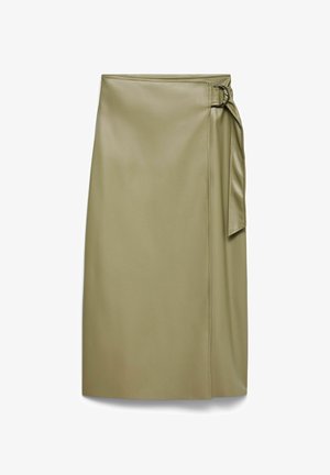 Õlivihreast kunstnahast midi pikkusega seelik, millel on külgrihm ja metallist pandlaga kinnis, sile tekstuur ja puhtad õmblused.