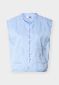 Αμάνικο γαλάζιο γιλέκο με κάθετες λευκές λεπτές ρίγες, στρογγυλή λαιμόκοψη, κουμπιά καλυμμένα με ύφασμα και δύο μπροστινές τσέπες με επιδιόρθωση.