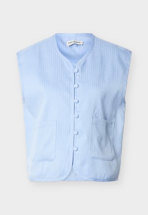 Varrukateta helesinine vest vertikaalsete valgete triipudega, ümara kaelusega, kangaga kaetud nööpide ja kahe esipoolse taskuga.