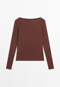 Brun langærmet top med bådudskæring, ensfarvet design og tætsiddende pasform, vist fladt på hvid baggrund.