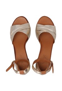 Leder-Sandalen mit beigefarbenen und metallisch goldenen Kreuzriemen, offener Zehenpartie und einem braunen Knöchelriemen mit Schnalle. Glatte Textur, niedriger Absatz.