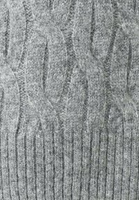 Szary sweter z dzianiny z wzorem warkocza. Teksturowana powierzchnia z wypukłymi oczkami, prążkowanym dołem i zmienną grubością przędzy.