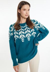Pulover tricotat de culoare teal, cu un model alb de frunze, guler rotund și manșete cu nervuri. Croială lejeră, cu o margine ușor asimetrică.