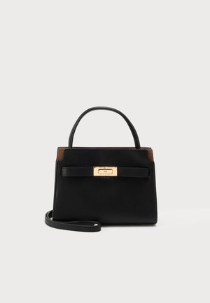 Schwarze Lederhandtasche mit oberem Griff, verstellbarem Schulterriemen und goldenem rechteckigem Verschluss vorne vor einfachem Hintergrund.