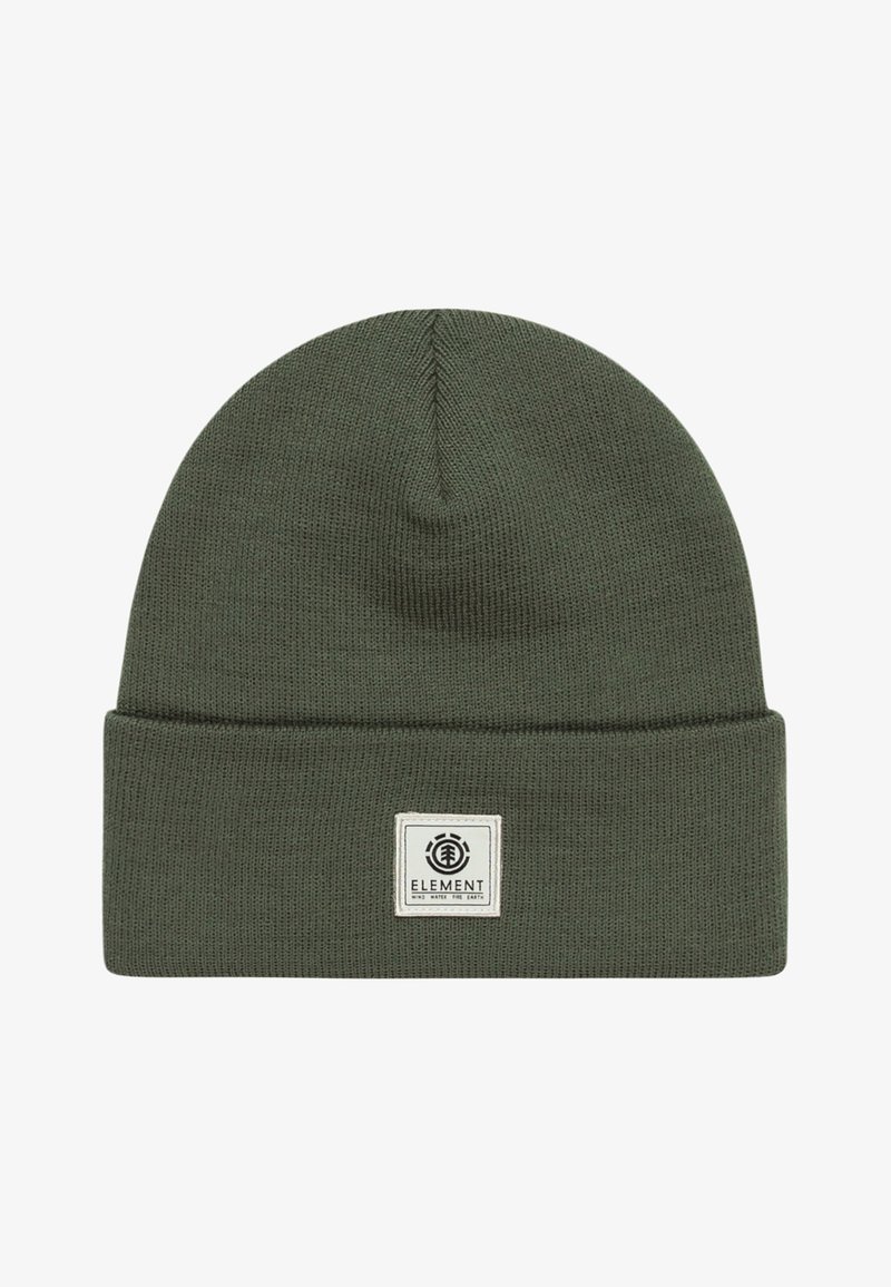 Olivgrüner Strickbeanie mit umgeschlagenem Bündchen und einem quadratischen Logosticker auf der Vorderseite. Die Textur ist glatt, das Material scheint weich und dehnbar zu sein.