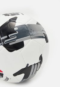 Sort og hvid fodbold med en tekstureret PVC-overflade, der har abstrakte grå mønstre og brandingdetaljer.