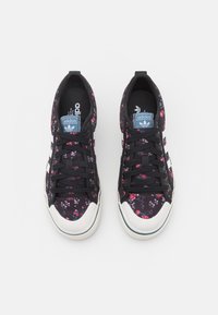 Svarta blommiga canvas-sneakers med vita detaljer, med snörningsdesign, rund tå och lågt profil. Adidas-logotyp på tungan.
