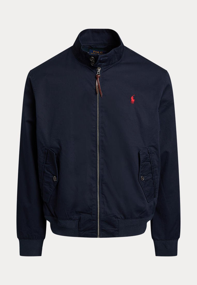 Veste bleu marine zippée avec col montant, poignets et bas côtelés, deux poches boutonnées et un petit logo rouge représentant un joueur de polo.