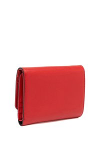 Portafoglio in pelle rossa con una texture liscia, forma oblonga e dettagli neri a contrasto. Dotato di diversi scomparti per carte e design ripiegabile.