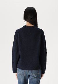 Gina Tricot CREW NECK - Svetrík - navy blazer