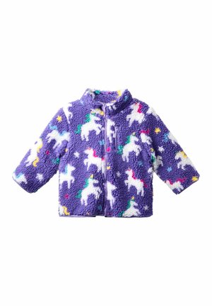 Lila Fleecejacke mit weißen Einhörnern, bunten Sternen und Pünktchen. Verfügt über einen hohen Kragen und einen Reißverschluss vorne. Texturiertes, weiches Material.