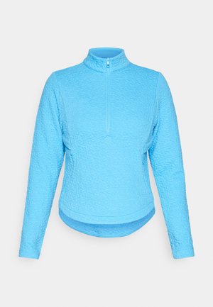 Svijetloplavi dugosasti pulover s prošivenim uzorkom, stojećim ovratnikom i prednjim polu-zipom, s blago zakrivljenim rubom.