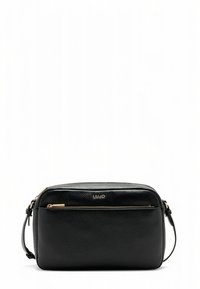 Sac bandoulière rectangulaire en cuir noir avec une poche avant zippée, des accents de quincaillerie dorée et une sangle ajustable. Finition texturée sur toute la surface.