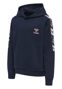 Granatowa bluza z kapturem wykonana z miękkiego materiału, z możliwością regulacji kaptura za pomocą sznurków, ściągaczami przy rękawach oraz wzorzystymi akcentami wzdłuż rękawów. Logo na piersi.