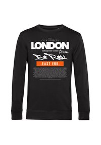 Svart långärmad sweatshirt med vit och orange grafisk text, inklusive "LONDON" och "EAST END", med en slät bomullstextur.