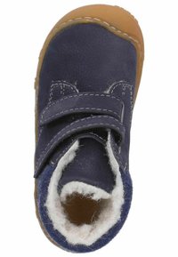 Marineblaue Lederschuhe mit brauner Gummisohle, zwei Klettverschlüssen, Wollfutter und weißen Nähdetails. Runde Zehenform.