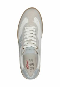 Scarpa sportiva bianca con accenti in suede grigio e righe azzurre chiare, dotata di lacci bianchi piatti e suola in gomma. L'etichetta all'interno mostra le istruzioni per la cura.