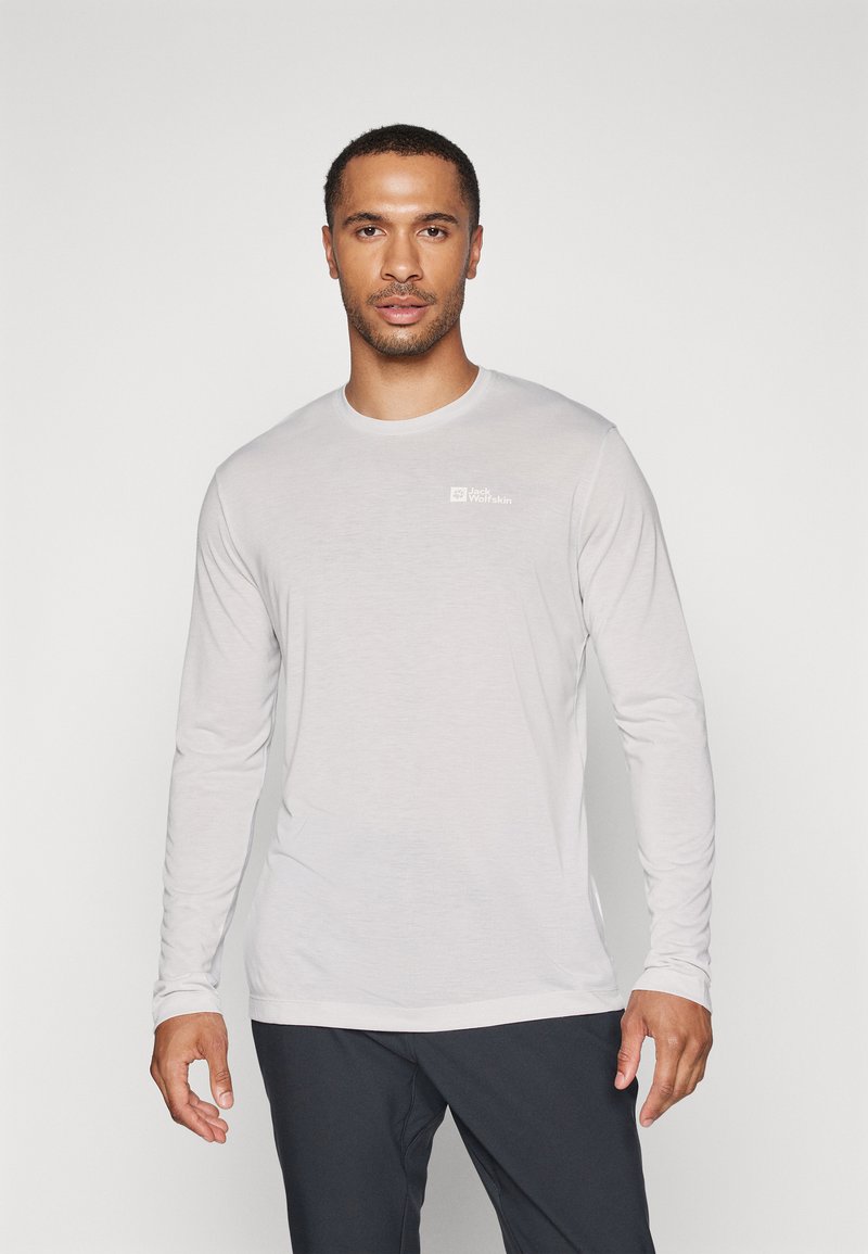 Langärmliges, hellgraues Hemd aus weichem Material, mit einem weißen Logo auf der linken Brust. Figurbetonter Schnitt mit Rundhalsausschnitt.