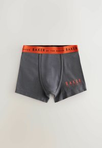 Sivi bokserici s elastičnim narančastim pojasom s natpisom "BAKER by TED BAKER." Glatka tekstura, prilagođen dizajn s prednjim pretincem.
