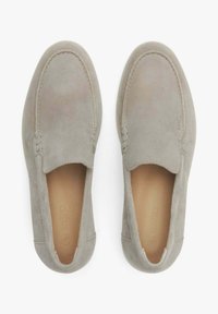 Szare zamszowe buty slip-on z okrągłym noskiem i minimalnymi detalami szycia, prezentujące gładką teksturę oraz skórzaną podszewkę wewnętrzną.