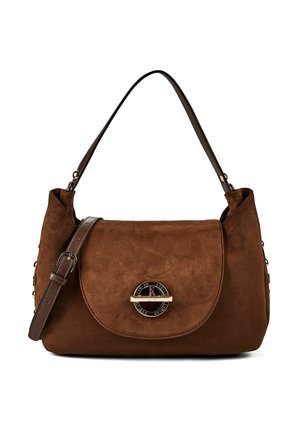 Sac à bandoulière en daim marron avec rabat et fermoir rond doré, doté d'une poignée courte et d'une sangle réglable avec boucle.